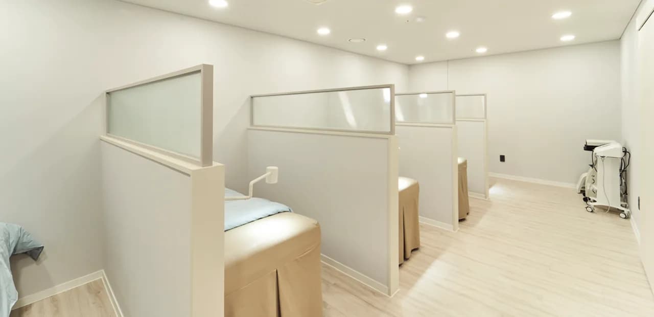 Bright skin treatment room at JIWOO Clinic