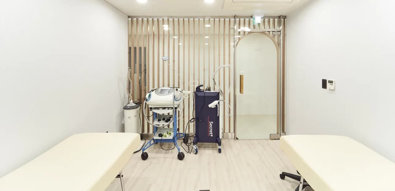 Private consultation room at JIWOO Clinic in Gangnam