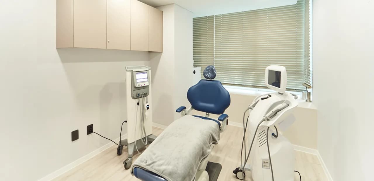 Clean and private treatment room at JIWOO Clinic