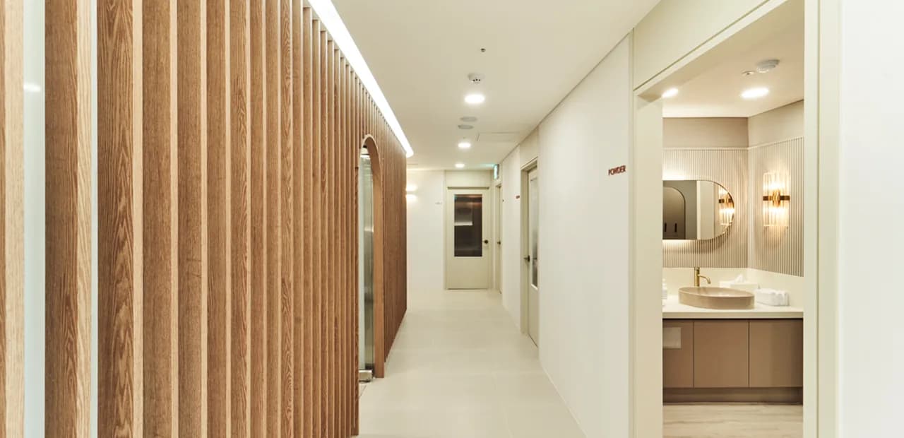 Treatment room at JIWOO Clinic